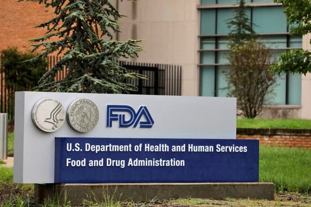 Se observa un cartel en el exterior de la sede de la Administración de Alimentos y Medicamentos (FDA) en White Oak, Maryland, el 29 de agosto de 2020. (Andrew Kelly/Reuters).