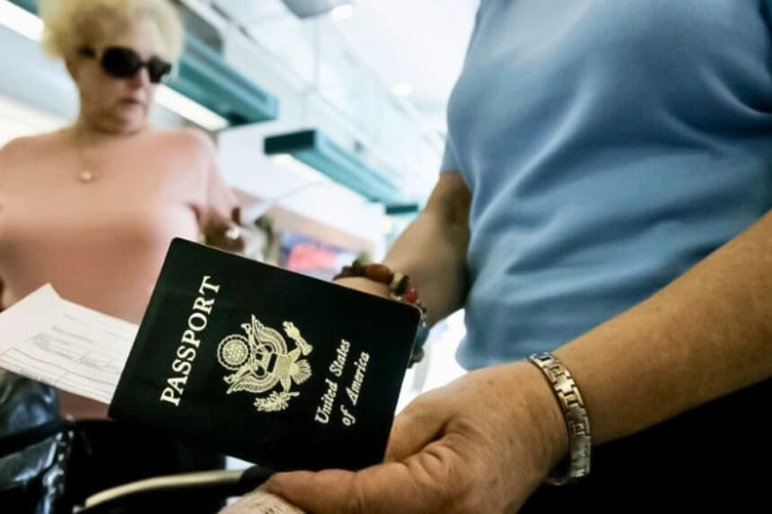 EE. UU. revocará los pasaportes de las personas con deudas “significativas” por manutención infantil
