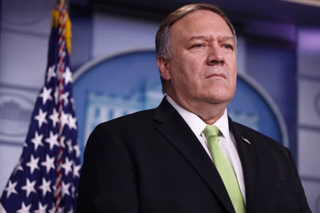 El secretario de Estado de EE. UU., Mike Pompeo, participa en una rueda de prensa en la sala de prensa James S. Brady de la Casa Blanca el 10 de enero de 2020 en Washington, D. C. El secretario Pompeo y el secretario Mnuchin celebraron la rueda de prensa para hablar sobre las nuevas sanciones contra funcionarios iraníes. (Alex Wong/Getty Images).