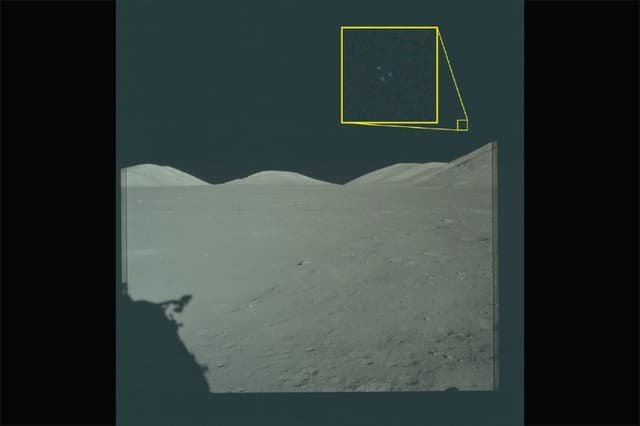 Imágenes de archivo de la misión Apolo 17 de la NASA a la Luna en 1972, publicadas por el Departamento de Guerra el 8 de mayo de 2026, como parte de la primera publicación de archivos gubernamentales sobre fenómenos anómalos no identificados. El cuadro amarillo muestra una sección ampliada de la fotografía original en la que se ven tres luces sobre el terreno lunar. (Departamento de Guerra/NASA)