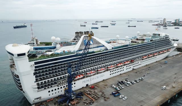 Vista aérea del crucero «Caribbean Princess» atracado en el puerto de Colón, en Panamá, el 28 de mayo de 2020. (Foto de Iván PISARENKO / AFP) (Foto de IVÁN PISARENKO/AFP vía Getty Images)