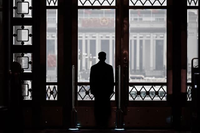 Un guardia de seguridad se encuentra en su puesto durante la sesión inaugural de la Asamblea Popular Nacional en el Gran Salón del Pueblo en Beijing, el 5 de marzo de 2024. (Wang Zhao/AFP vía Getty Images)