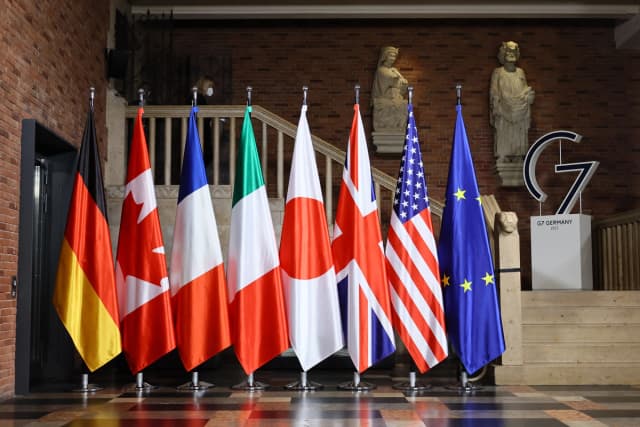Las banderas de (de izquierda a derecha) Alemania, Canadá, Francia, Italia, Japón, Gran Bretaña, Estados Unidos y la UE se exhiben con motivo de una reunión de ministros de Asuntos Exteriores del G7 en el Ayuntamiento de Münster, en el oeste de Alemania, el 3 de noviembre de 2022. Wolfgang Rattay /POOL/AFP vía Getty Images