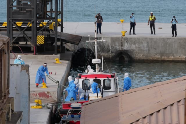 Personal sanitario con equipo de protección evacúa a pacientes del crucero MV Hondius en un puerto de Praia, Cabo Verde, el 6 de mayo de 2026. Misper Apawu/AP Photo