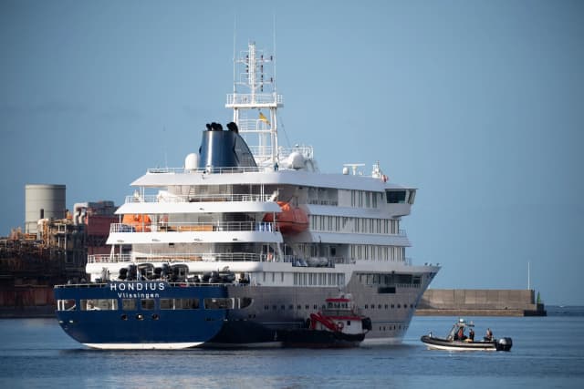 Varias embarcaciones se acercan al crucero MV Hondius, de bandera neerlandesa y afectado por el hantavirus, tras su llegada al puerto industrial de Granadilla de Abona, en la isla de Tenerife, en las Islas Canarias, España, el 10 de mayo de 2026. Jorge Guerrero/AFP vía Getty Images