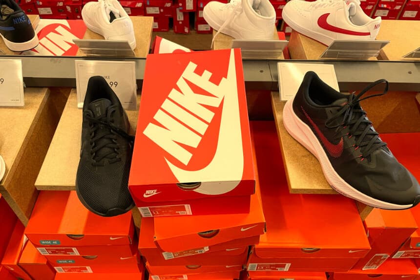 Consumidores demandan a Nike por no devolver costos ligados a los aranceles