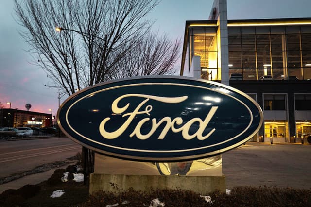 Un letrero con el logotipo de Ford se encuentra frente a un concesionario el 15 de diciembre de 2025 en Chicago, Illinois. (Scott Olson/Getty Images)