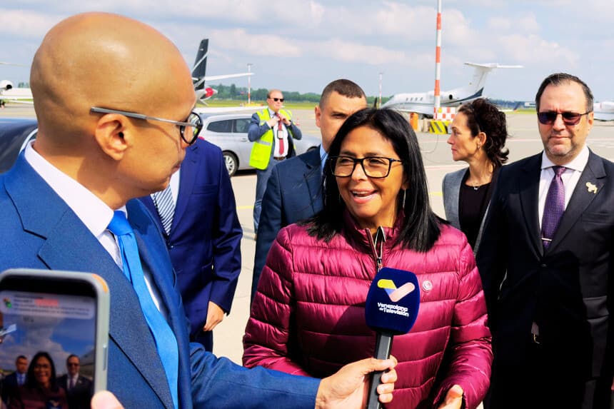 Fotografía cedida por el Palacio de Miraflores de la presidenta encargada de Venezuela, Delcy Rodríguez, hablando con los medios a su llegada este domingo, al Aeropuerto Internacional de Ámsterdam-Schiphol en Ámsterdam, Paises Bajos. (EFE/ Palacio de Miraflores)