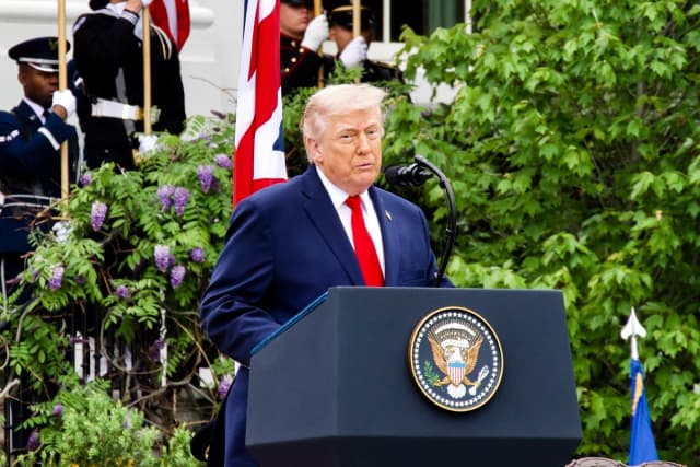 El presidente Donald Trump habla en el jardín sur de la Casa Blanca el 28 de abril de 2026. (Travis Gillmore/The Epoch Times)