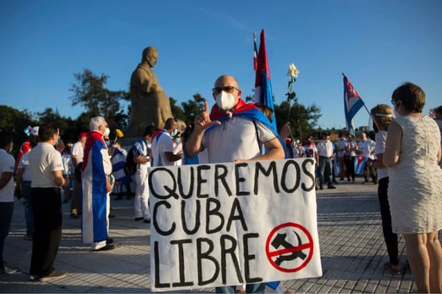 Un grupo de cubanos residentes en la República Dominicana se manifiesta en apoyo a la oposición cubana frente al Parque José Martí en Santo Domingo, el 15 de noviembre de 2021. (ERIKA SANTELICES/AFP vía Getty Images)