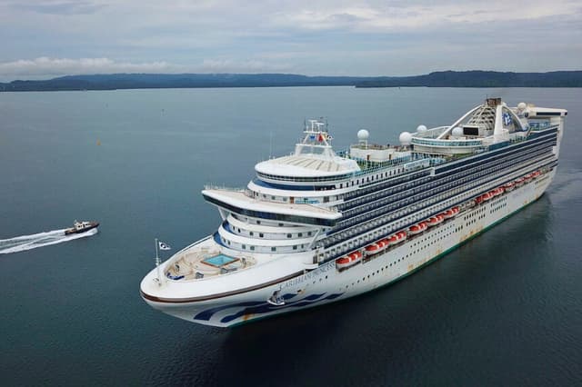 El Caribbean Princess llega al puerto de Colón, en Panamá, el 28 de mayo de 2020. (Ivan Pisarenko/AFP vía Getty Images).
