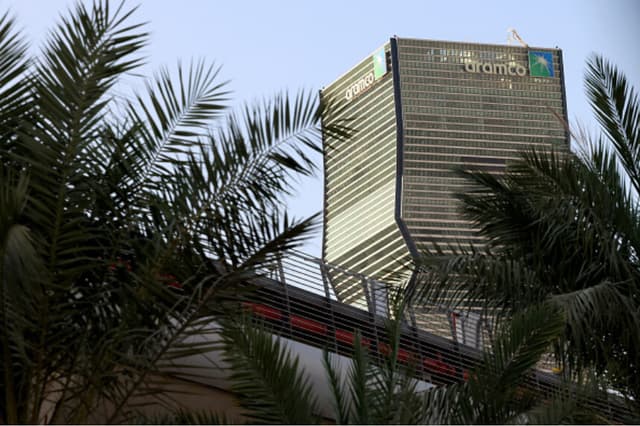 Sede de Saudi Aramco en Riad el 5 de noviembre de 2024. El gigante energético Saudi Aramco informó el 5 de noviembre de 2024 de una caída interanual del 15 por ciento en sus ganancias del tercer trimestre, atribuyéndola a los bajos precios del petróleo. (FAYEZ NURELDINE/AFP vía Getty Images).