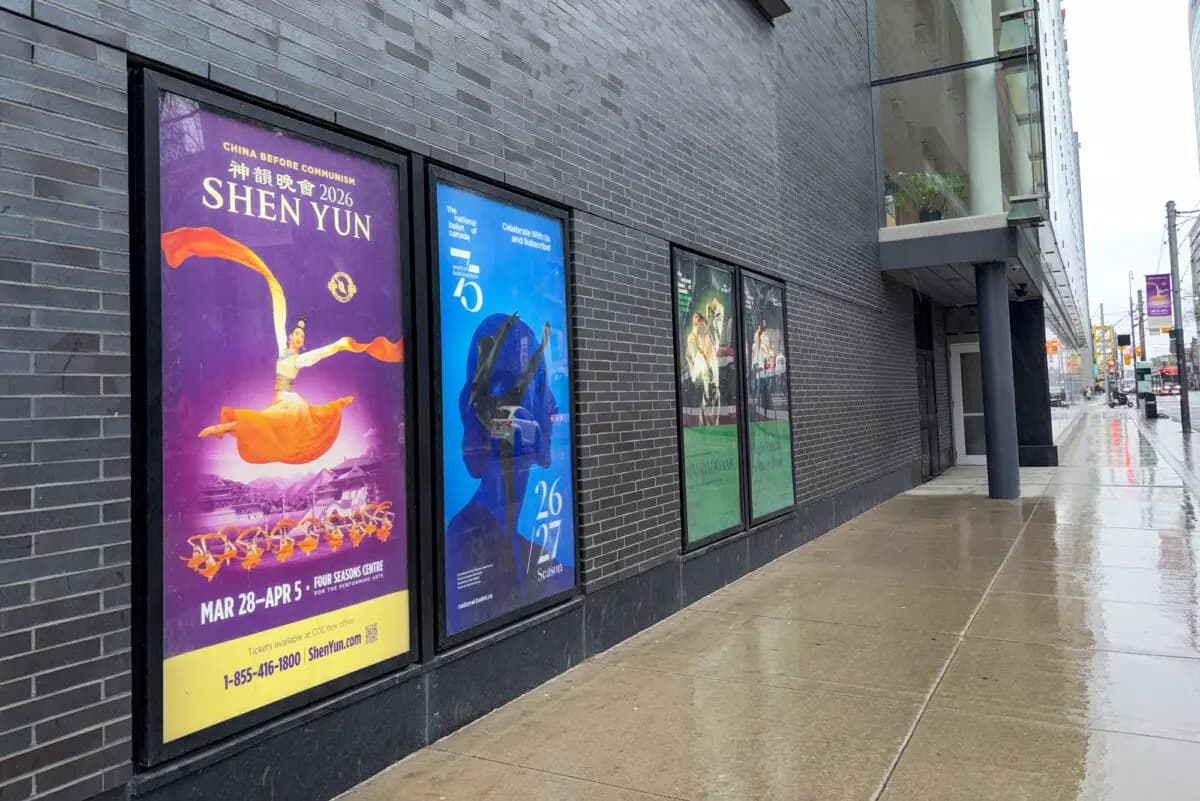 Un cartel promocional de Shen Yun en el exterior del Four Seasons Centre for the Performing Arts de Toronto, el 2 de abril de 2026. (Teng Dongyu/The Epoch Times)