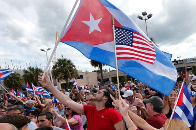 Los cubanoamericanos de la Pequeña Habana de Miami celebran la muerte del líder cubano Fidel Castro el 26 de noviembre de 2016. (de RHONA WISE / AFP) (Foto de RHONA WISE/AFP vía Getty Images)).