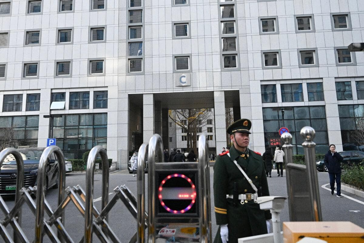 Un agente de la policía paramilitar monta guardia frente a un edificio del Ministerio de Asuntos Exteriores en Beijing, el 18 de noviembre de 2025. (Pedro Pardo/AFP vía Getty Images).