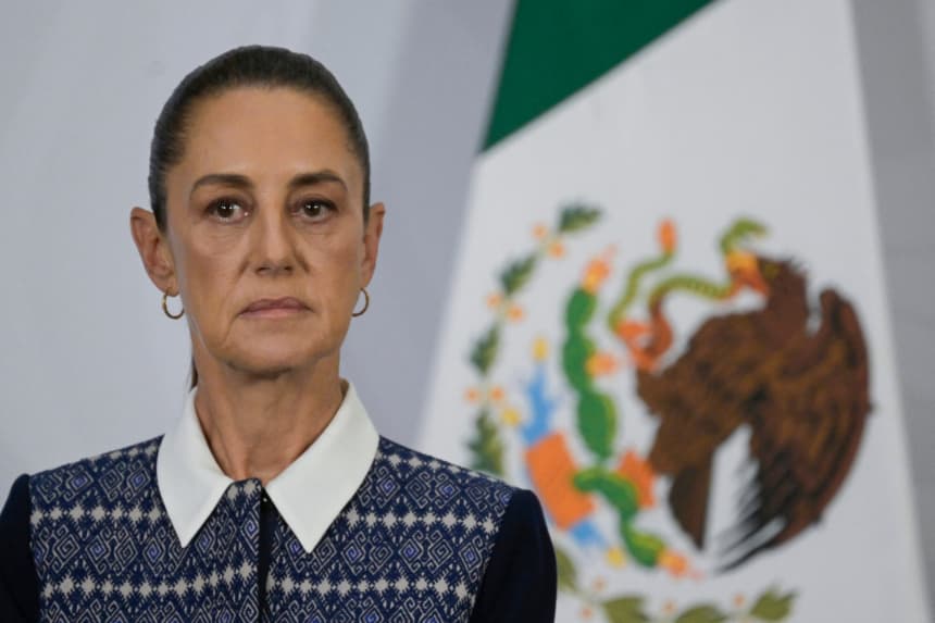 La presidenta mexicana Claudia Sheinbaum es vista durante su conferencia de prensa matutina en la Ciudad de México, el 14 de abril de 2026. (Alfredo ESTRELLA / AFP via Getty Images)