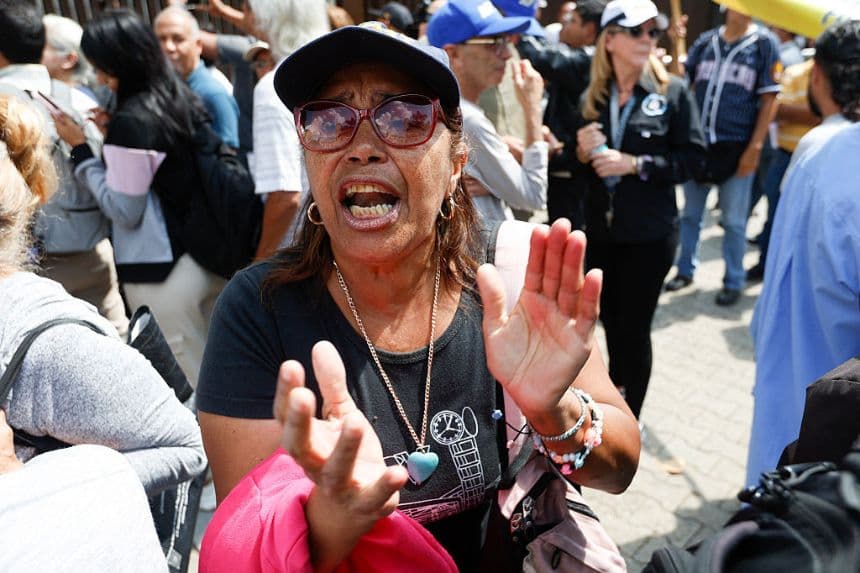Una mujer grita consignas durante una protesta de docentes, sindicalistas y estudiantes universitarios que reclaman aumentos salariales frente al Tribunal Supremo de Justicia en Caracas, el 2 de febrero de 2026. (Pedro MATTEY / AFP vía Getty Images)