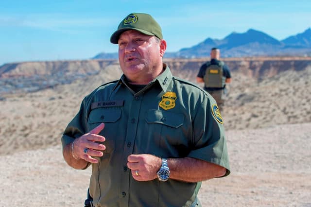 El jefe de la Patrulla Fronteriza, Michael Banks, habla con los periodistas durante la visita del secretario de Defensa, Pete Hegseth, a la frontera entre Estados Unidos y México, en Sunland Park (N.M.), el 3 de febrero de 2025. (Andrés Leighton/AP Photo).