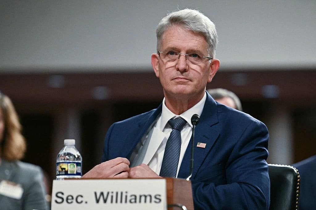 El subsecretario de Energía para la Seguridad Nuclear y administrador de la Administración Nacional de Seguridad Nuclear, Brandon M. Williams, testifica ante el Comité de Servicios Armados del Senado en una audiencia para examinar el presupuesto de 2027 del Departamento de Energía y la Administración Nacional de Seguridad Nuclear en el Capitolio en Washington, D.C., el 13 de mayo de 2026. (Jim Watson/AFP vía Getty Images)
