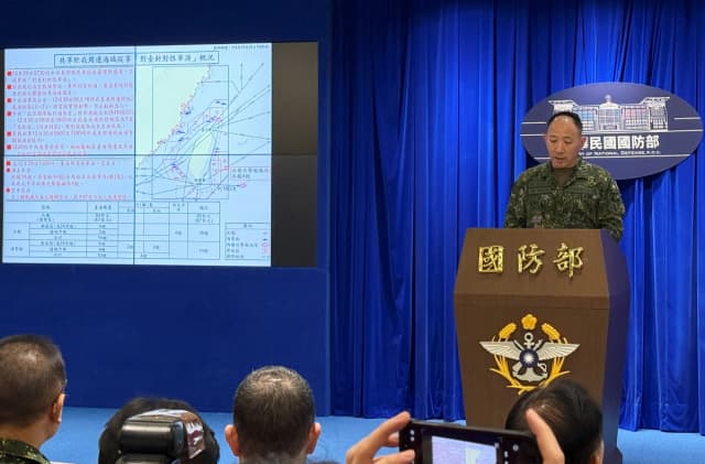Hsieh Jih-sheng, subjefe del Estado Mayor de Inteligencia del Ministerio de Defensa de Taiwán, habla en la conferencia de prensa sobre los ejercicios militares de China alrededor de Taiwán, en Taipéi, Taiwán, el 29 de diciembre de 2025. (Wen-Yee Lee/Reuters)