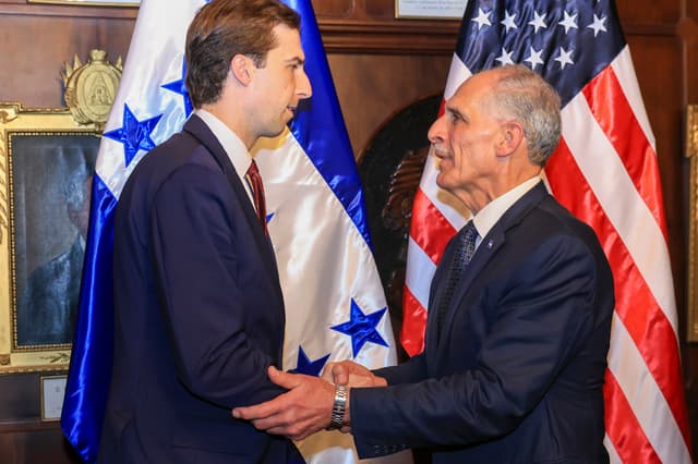 Fotografía cedida por Casa Presidencial de Honduras que muestra al presidente hondureño, Nasry 'Tito' Asfura (d), saludando al subsecretario de Estado para Asuntos Económicos, Energéticos y Empresariales de Estados Unidos, Caleb Orr, durante una reunión para estrechar lazos bilaterales y explorar nuevas oportunidades de inversión en sectores estratégicos para el país centroamericano este jueves, en Tegucigalpa, Honduras. (EFE/ Casa Presidencial de Honduras)