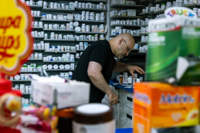 Un farmacéutico trabaja en una farmacia NYC Discount Pharmacy en Nueva York, el 23 de julio de 2024. (Spencer Platt/Getty Images).