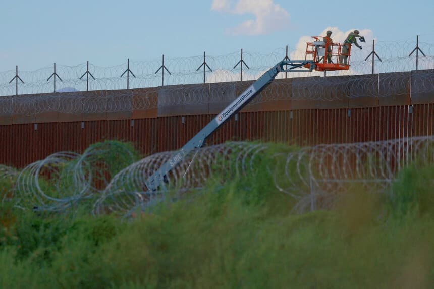Ingenieros de combate del Ejército de Estados Unidos colocan alambre de púas en el muro fronterizo entre Estados Unidos y México para reforzar la seguridad en El Paso, Texas, visto desde Ciudad Juárez (México), el 24 de julio de 2025. (José Luis González/Reuters).