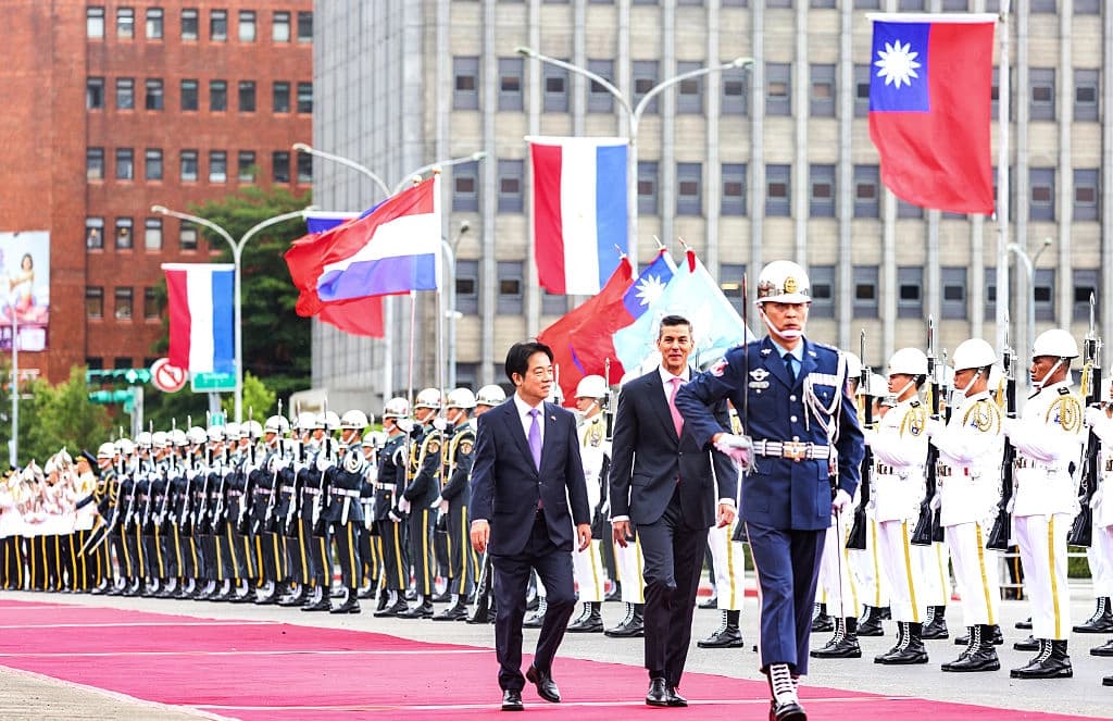 El presidente de Taiwán, Lai Ching-te (izquierda), y el presidente de Paraguay, Santiago Peña, pasan revista a la guardia de honor durante una ceremonia de bienvenida frente al edificio presidencial en Taipéi el 8 de mayo de 2026. (I-Hwa Cheng/AFP vía Getty Images).