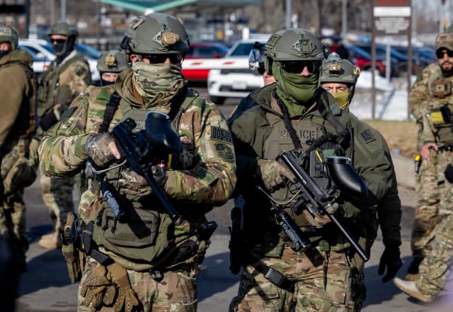 Funcionarios federales frente al edificio federal Bishop Henry Whipple en Minneapolis el 9 de enero de 2026. (John Fredricks/The Epoch Times)