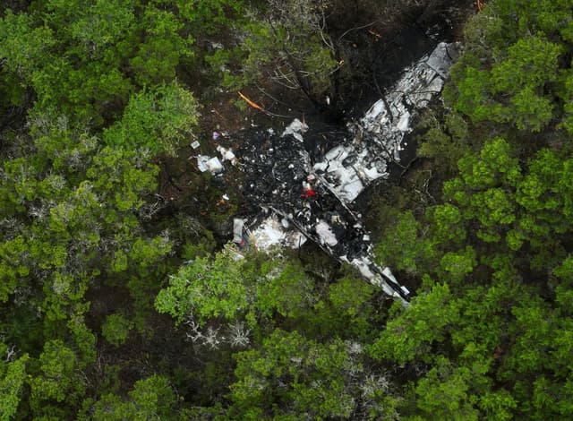 Un avión Cessna estrellado se ve en una zona boscosa en Round Rock Road en Wimberley, Texas, el viernes 1 de mayo de 2026. (Jay Janner/Austin American-Statesman vía AP)