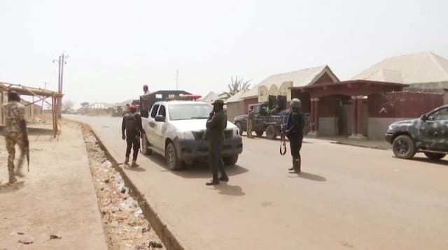 Personal de seguridad patrulla las calles en medio de un aumento de la violencia en Mangu, estado de Plateau, Nigeria, el 24 de enero de 2024, en esta captura de pantalla obtenida de un video. (Reuters TV vía Reuters)