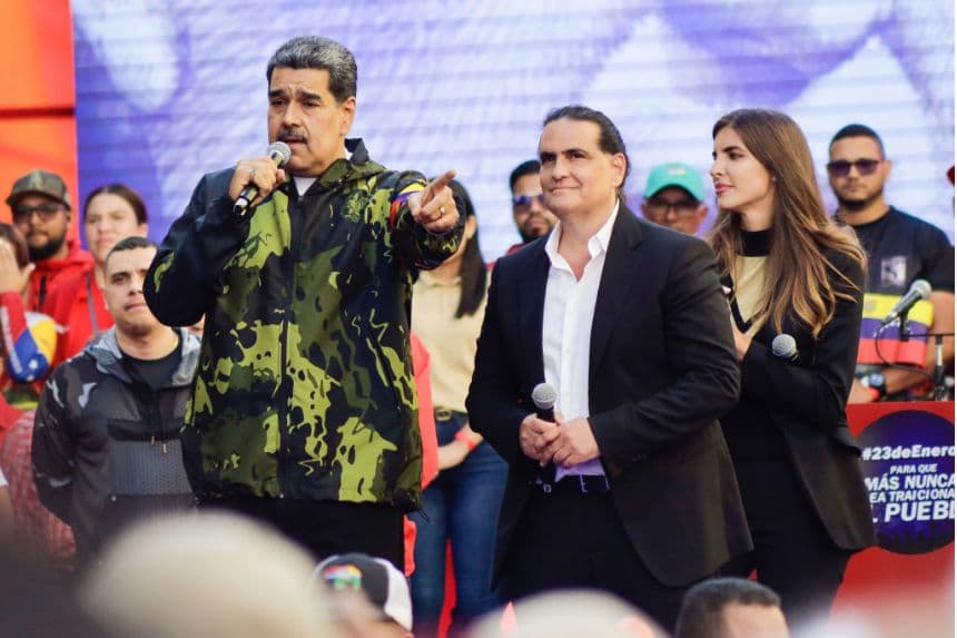 (De Izq. a Dcha.) El líder venezolano, Nicolás Maduro, habla junto al presidente del Centro Internacional de Inversiones Productivas de Venezuela, Alex Saab, durante una marcha con motivo del 65.º aniversario del derrocamiento del dictador Marcos Pérez Jiménez, el 23 de enero de 2024 en Caracas, Venezuela. (Javier Campos/Getty Images)