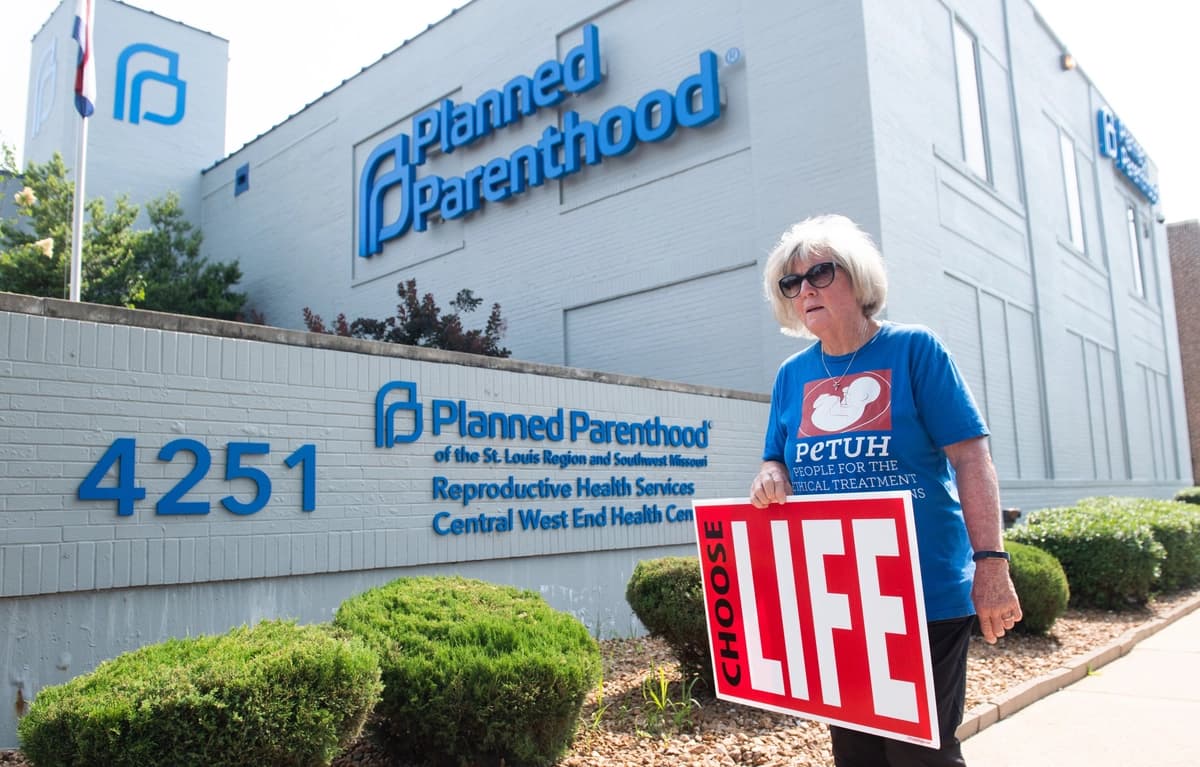 Una mujer se prepara para participar en una protesta frente al Centro de Servicios de Salud Reproductiva de Planned Parenthood en St. Louis el 31 de mayo de 2019. (Saul Loeb/AFP vía Getty Images)