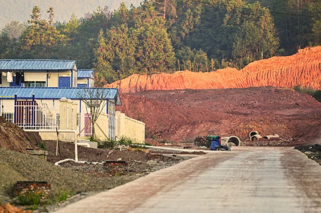 En esta foto tomada el 21 de noviembre de 2025, se ve una vista del Parque Industrial de Tierras Raras en construcción en el condado de Anyuan, Ganzhou, en la provincia de Jiangxi, al este de China. (Héctor RETAMAL / AFP vía Getty Images)