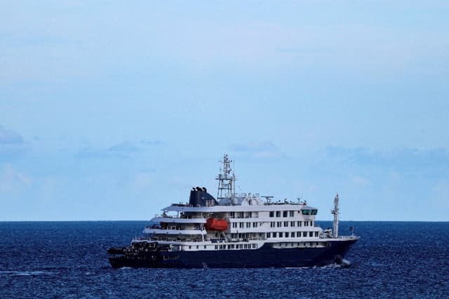El crucero MV Hondius, afectado por un brote de hantavirus, zarpa del puerto de Granadilla de Abona, en Tenerife, España, el 11 de mayo de 2026. (Hannah McKay/Reuters).