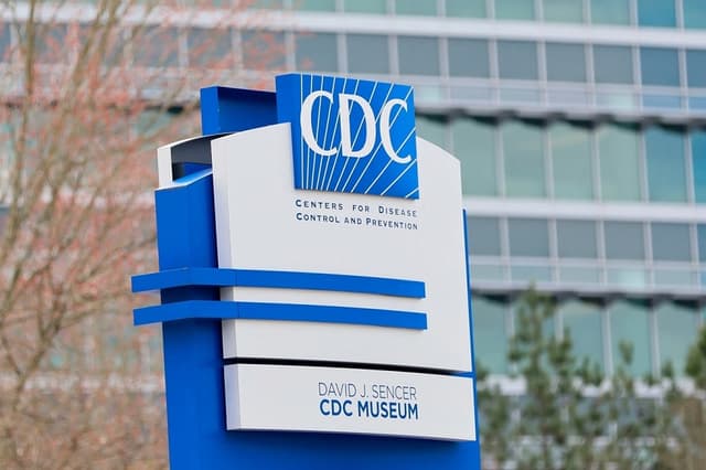Un cartel con el logotipo de los CDC se exhibe en la entrada de la sede de la agencia en Atlanta el 2 de marzo de 2025. (Miguel Martínez/Atlanta Journal-Constitution vía AP, archivo)