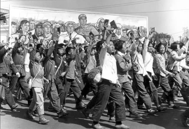 Miembros de la Guardia Roja agitan ejemplares del "Librito Rojo" del presidente Mao en un desfile celebrado en Beijing durante la Revolución Cultural, en junio de 1966. (Jean Vincent/AFP vía Getty Images)