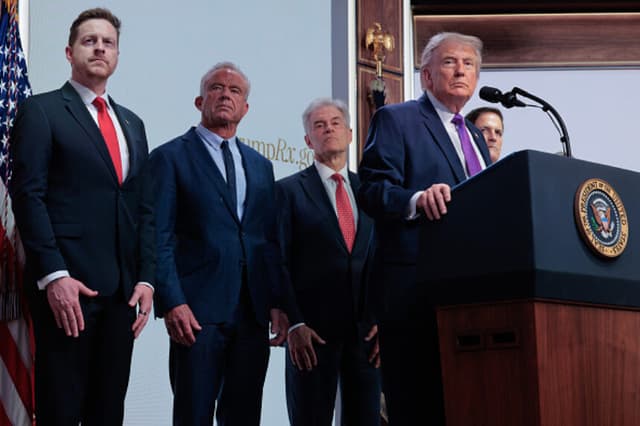 El presidente de Estados Unidos, Donald Trump, habla sobre el programa de medicamentos recetados TrumpRx.org mientras observan (de izquierda a derecha) Chris Klomp, Robert F. Kennedy Jr., Mehmet Oz y Mark Cuban, el 18 de mayo de 2026 en Washington. Trump destacó los problemas de asequibilidad de la atención médica. (Chip Somodevilla/Getty Images).
