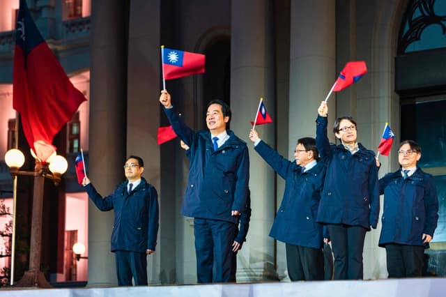 En esta fotografía difundida por la Oficina Presidencial de Taiwán, el presidente taiwanés Lai Ching-te (en el centro) aparece acompañado por la vicepresidenta Hsiao Bi-khim (segunda por la derecha), mientras los funcionarios ondean banderas nacionales durante la ceremonia de izada de bandera de Año Nuevo celebrada en la Oficina Presidencial de Taipéi, Taiwán, el 1 de enero de 2026. (Oficina Presidencial de Taiwán vía AP).