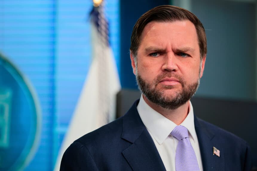 Vance dice que Irán sigue sin postura clara y advierte que el ejército está "listo para actuar"