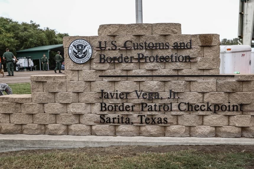 Acusan a hombre tras hallazgo de 42 inmigrantes ilegales ocultos en interior de un camión en la frontera