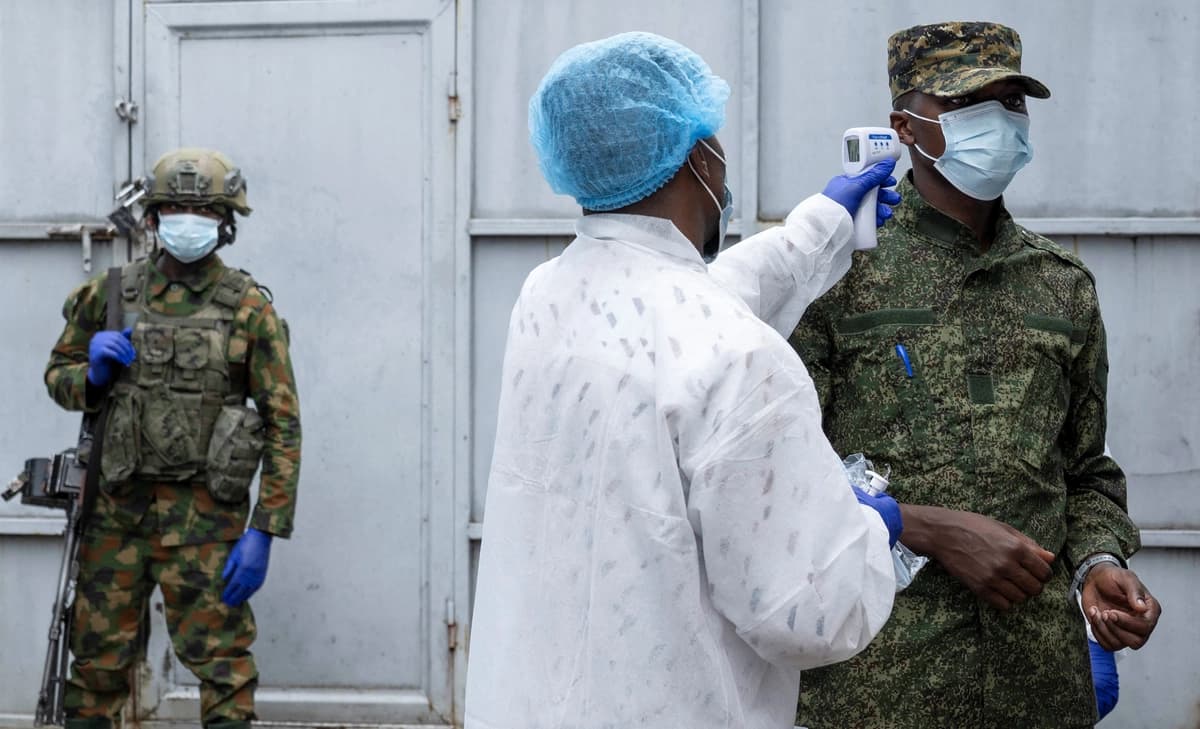 Un trabajador sanitario toma la temperatura de un miembro del M23 a las afueras de un laboratorio donde se analizan muestras de casos sospechosos de ébola, en Goma, Congo, el 19 de mayo de 2026. (Arlette Bashizi/Reuters).