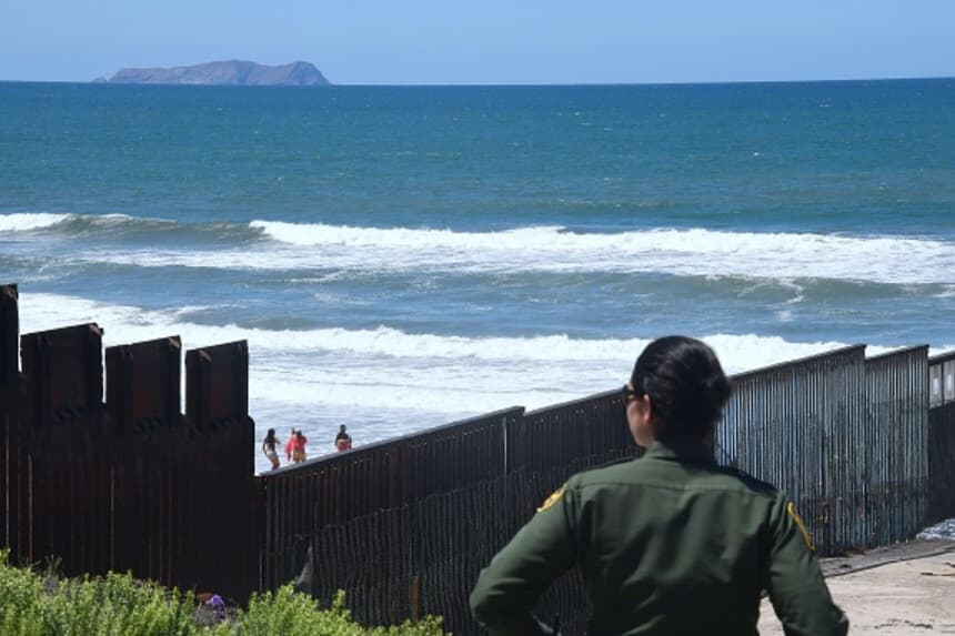 EE. UU. detiene a 64 inmigrantes ilegales tras interceptar barco cerca de Puerto Rico