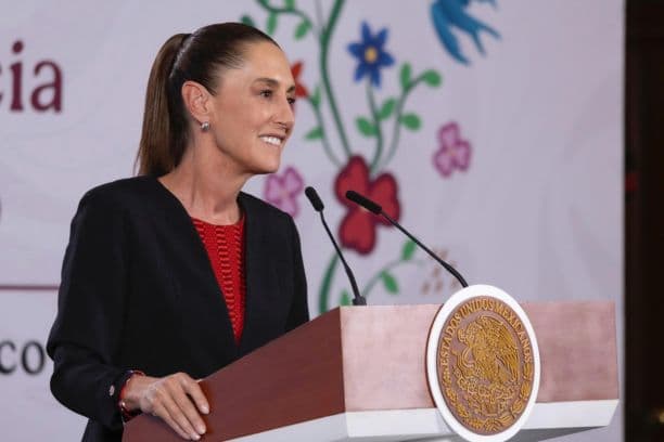 Fotografía cedida por la Presidencia de México de la mandataria Claudia Sheinbaum hablando durante una rueda de prensa este jueves, en el Palacio Nacional de la Ciudad de México.
(EFE/Presidencia de México)
