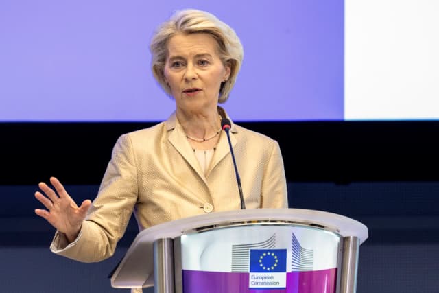 La presidenta de la Comisión Europea, Ursula von der Leyen, se dirige a la audiencia durante la conferencia "Un año después del Informe Draghi" en el edificio Carlomagno de la UE en Bruselas, Bélgica, el 16 de septiembre de 2025. (Omar La Habana/Getty Images)
