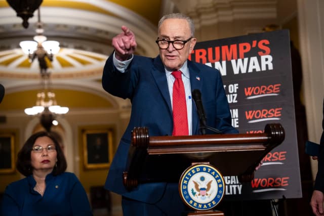 El líder de la minoría del Senado, Chuck Schumer (D-N.Y.), habla con los medios de comunicación en Washington el 14 de abril de 2026. (Madalina Kilroy/The Epoch Times).