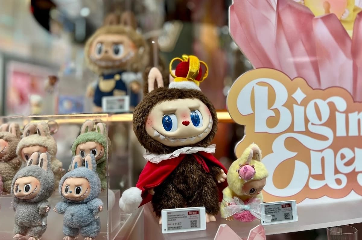 Juguetes Labubu en exhibición dentro de una tienda Pop Mart en San José, California, el 6 de junio de 2025. (Conner Lee/The Epoch Times)