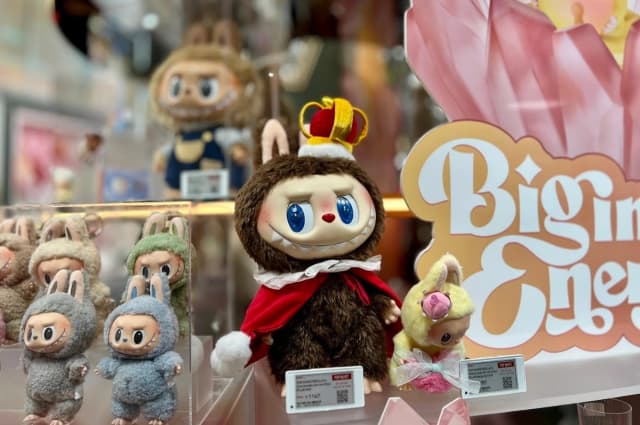 Juguetes Labubu en exhibición dentro de una tienda Pop Mart en San José, California, el 6 de junio de 2025. (Conner Lee/The Epoch Times)