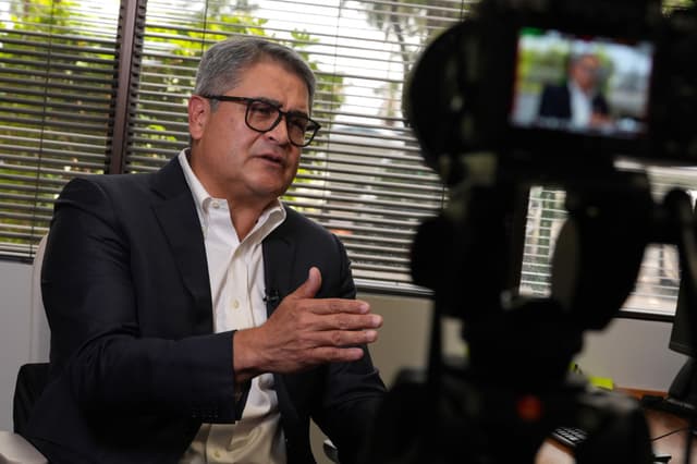 El expresidente de Honduras (2014-2022), Juan Orlando Hernández, habla en una entrevista con EFE este jueves, en Miami. Hernández afirmó que son "falsos" los supuestos audios de la investigación 'Hondurasgate' que lo vinculan con una presunta campaña de Estados Unidos e Israel contra los gobiernos de México y Colombia. (EFE/ Alberto Boal)
