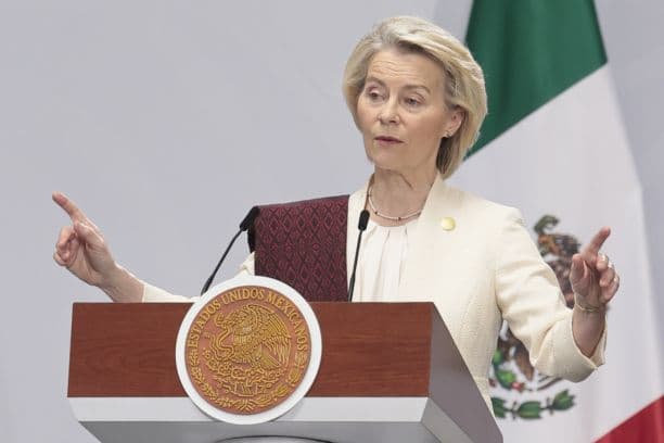 La presidenta de la Comisión Europea, Urusula Von der Leyen, habla durante la firma del Acuerdo Global Modernizado entre México y la UE este viernes, en el Palacio Nacional de Ciudad de México. (EFE/ José Méndez)